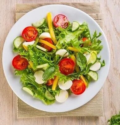 Una dintre opțiunile pentru o dietă cu hrișcă timp de o lună include utilizarea salatei de legume